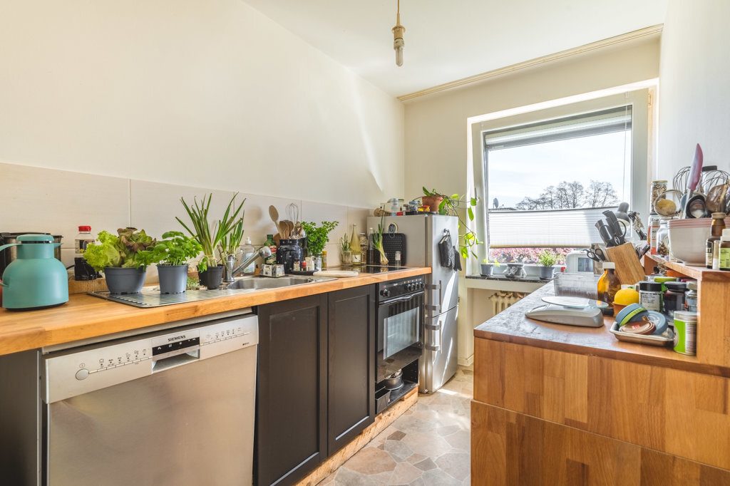 Immobilienangebot - Roetgen-Rott - Wohnen - Freistehendes Zweifamilienhaus mit großem Grundstück und mehreren Garagen in ruhiger Seitenstraße