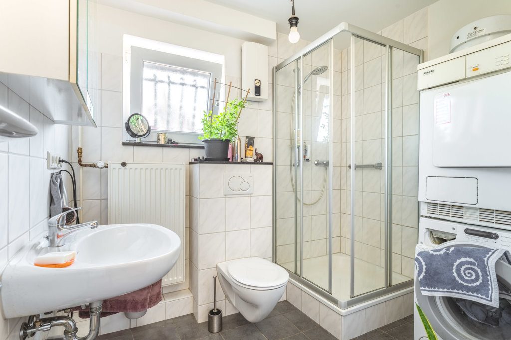 Immobilienangebot - Roetgen-Rott - Wohnen - Freistehendes Zweifamilienhaus mit großem Grundstück und mehreren Garagen in ruhiger Seitenstraße