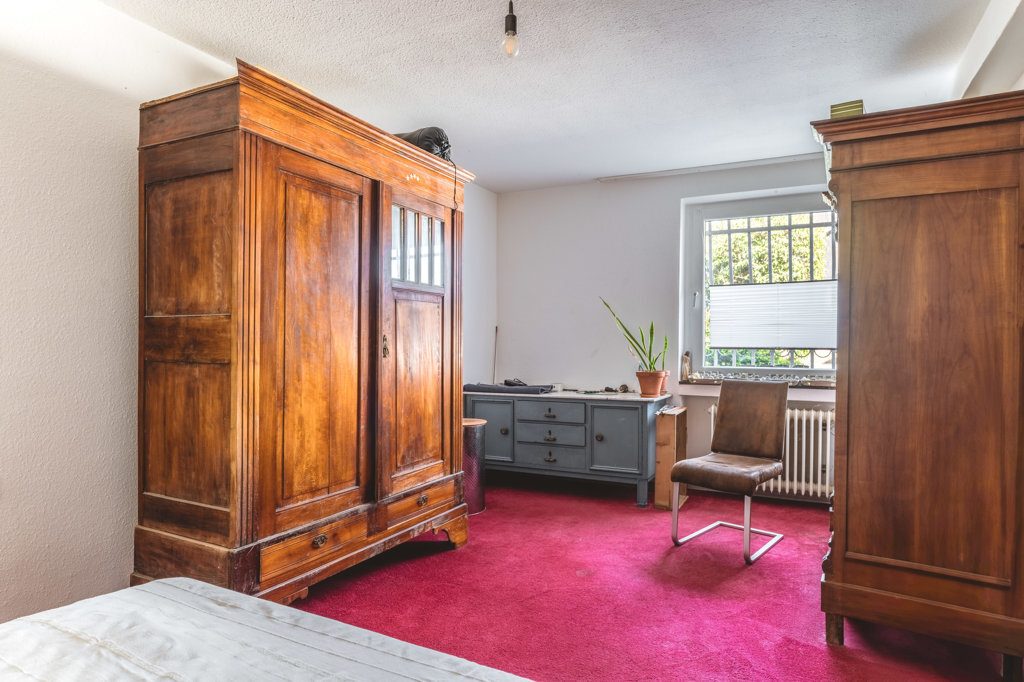 Immobilienangebot - Roetgen-Rott - Wohnen - Freistehendes Zweifamilienhaus mit großem Grundstück und mehreren Garagen in ruhiger Seitenstraße