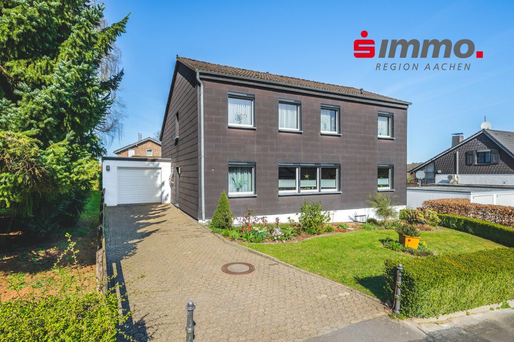 Immobilienangebot - Roetgen-Rott - Wohnen - Freistehendes Zweifamilienhaus mit großem Grundstück und mehreren Garagen in ruhiger Seitenstraße