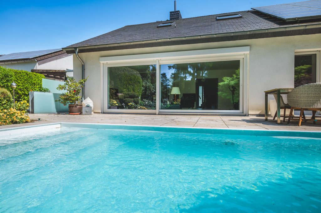 Immobilienangebot - Aachen - Wohnen - Freistehender Bungalow mit exklusiver Ausstattung und Außenpool