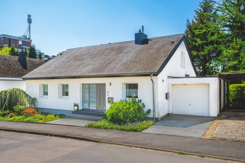 Immobilienangebot - Aachen - Wohnen - Freistehender Bungalow mit exklusiver Ausstattung und Außenpool