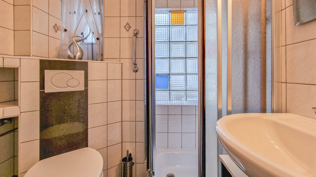 Immobilienangebot - Herzogenrath - Wohnen - Gepflegtes Wohn- und Geschäftshaus mit langjährig vermieteten Praxisräumen und bezugsfreier Wohnung