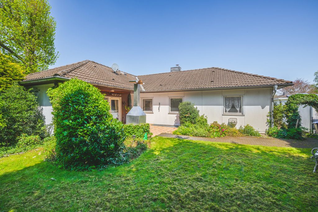 Immobilienangebot - Aachen - Wohnen - Sanierungsbedürftiger Fertighausbungalow mit großem Grundstück