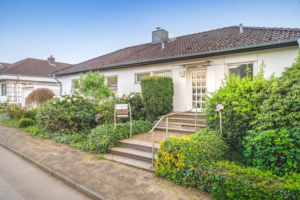 Immobilienangebot - Aachen - Wohnen - Sanierungsbedürftiger Fertighausbungalow mit großem Grundstück
