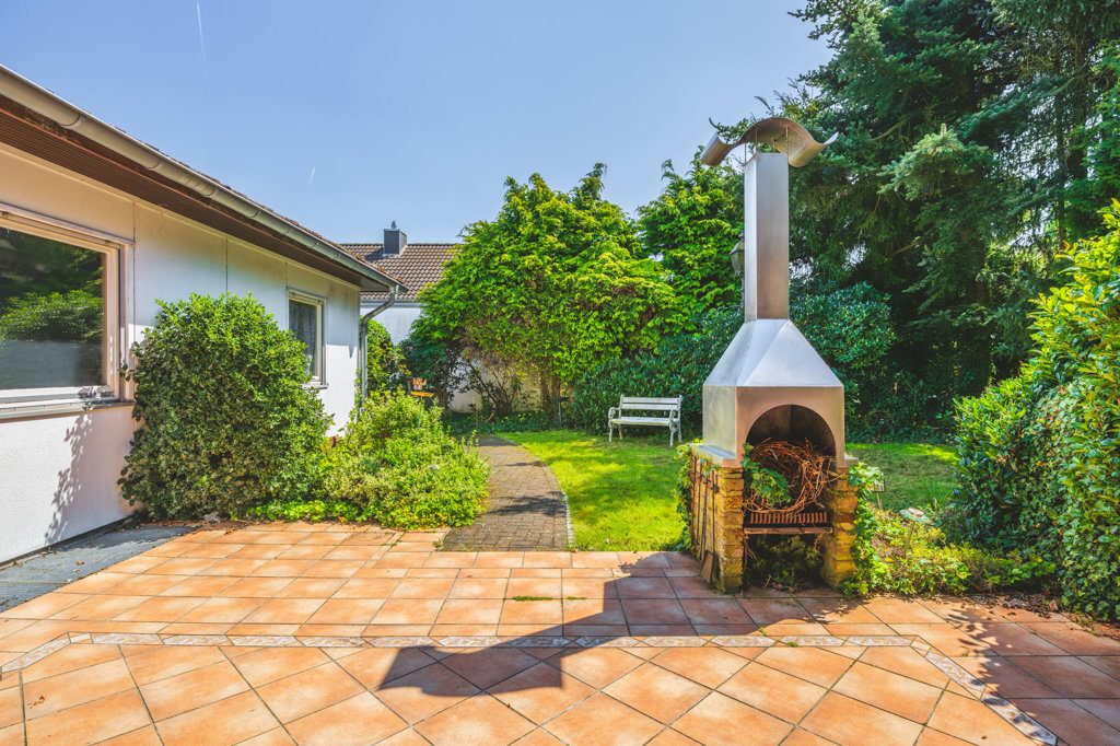 Immobilienangebot - Aachen - Wohnen - Sanierungsbedürftiger Fertighausbungalow mit großem Grundstück
