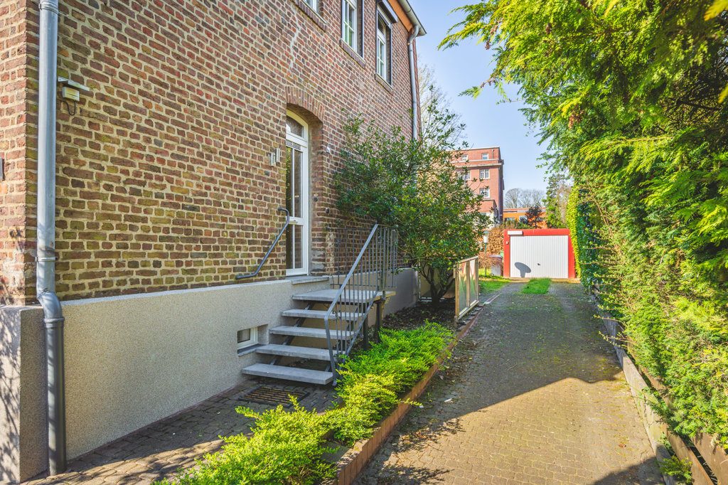 Immobilienangebot - Würselen - Wohnen - Historische Doppelhaushälfte mit Garage und Sonnenterrasse