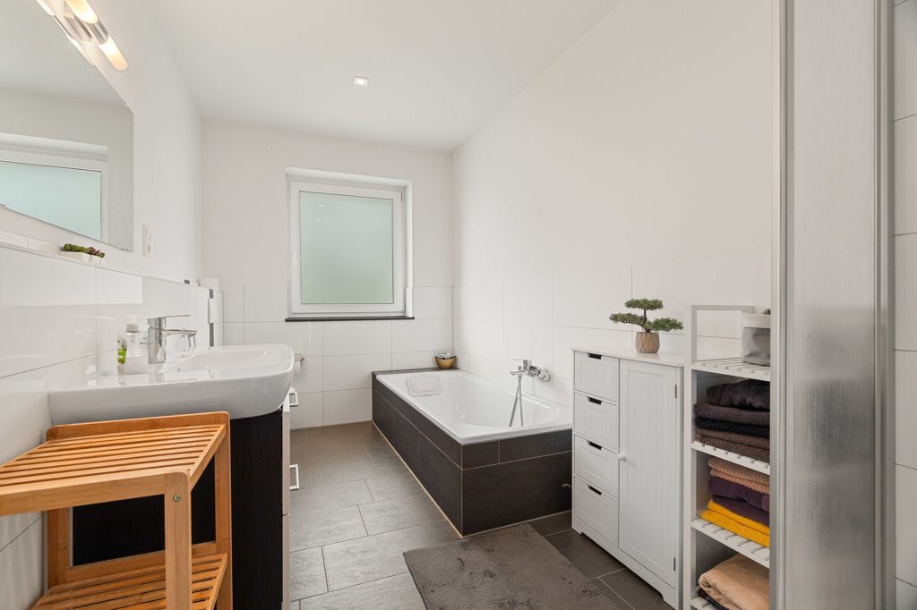 Immobilienangebot - Aachen - Wohnen - Energieeffizienz A inklusive!
Moderne Doppelhaushälfte mit gehobener Ausstattung in bevorzugter Lage