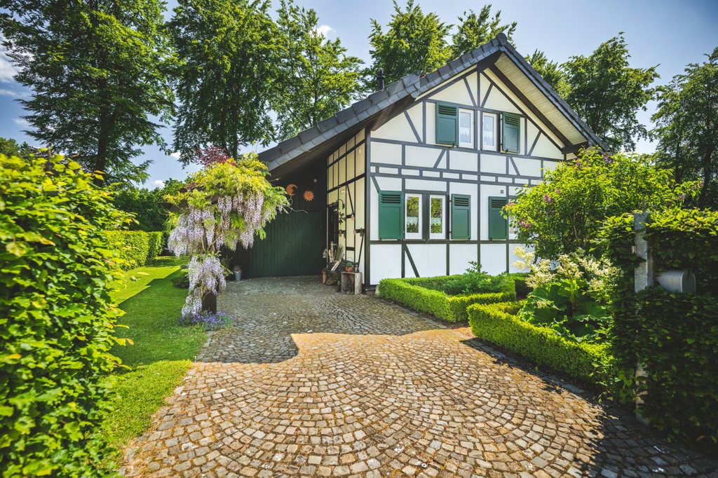 Immobilienangebot - Monschau - Wohnen - Klein aber fein!
Freistehendes Einfamilienhaus mit sonnigem
Grundstück in ruhiger und idyllischer Lage