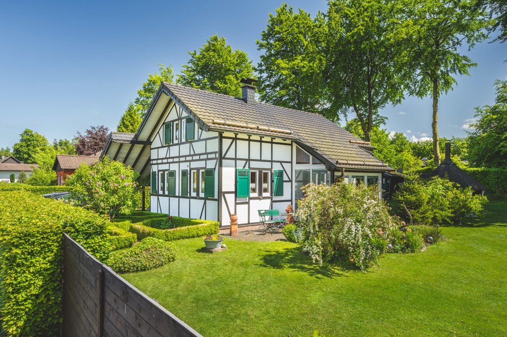 Immobilienangebot - Monschau - Wohnen - Klein aber fein!
Freistehendes Einfamilienhaus mit sonnigem
Grundstück in ruhiger und idyllischer Lage