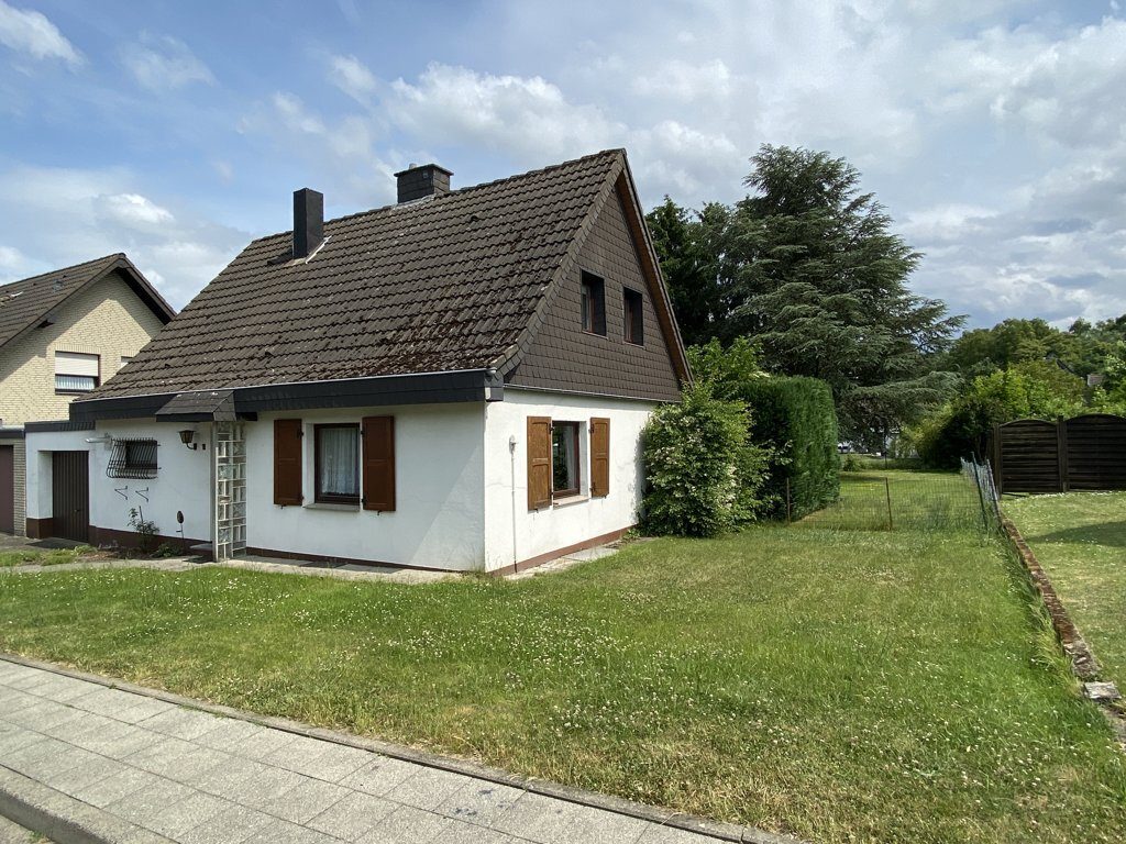 Immobilienangebot - Eschweiler / Stich - Wohnen - Siedlung Jägerspfad! Freistehendes, modernisierungsbedürftiges Einfamilienhaus mit Traumgrundstück