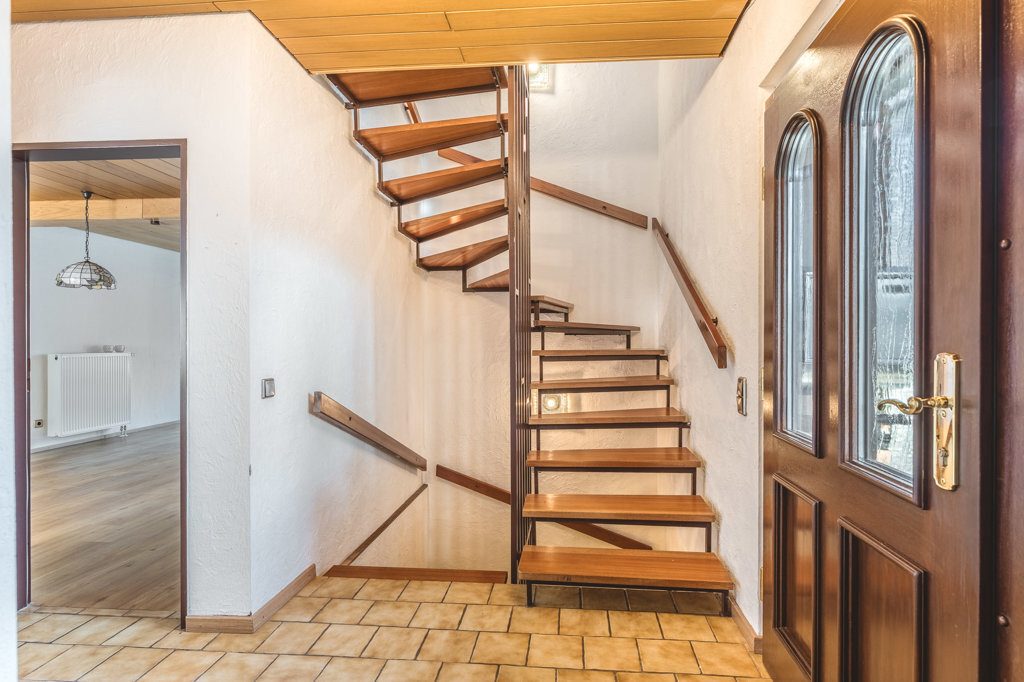 Immobilienangebot - Simmerath - Wohnen - Teilmodernisierte Doppelhaushälfte mit Garten und Garage