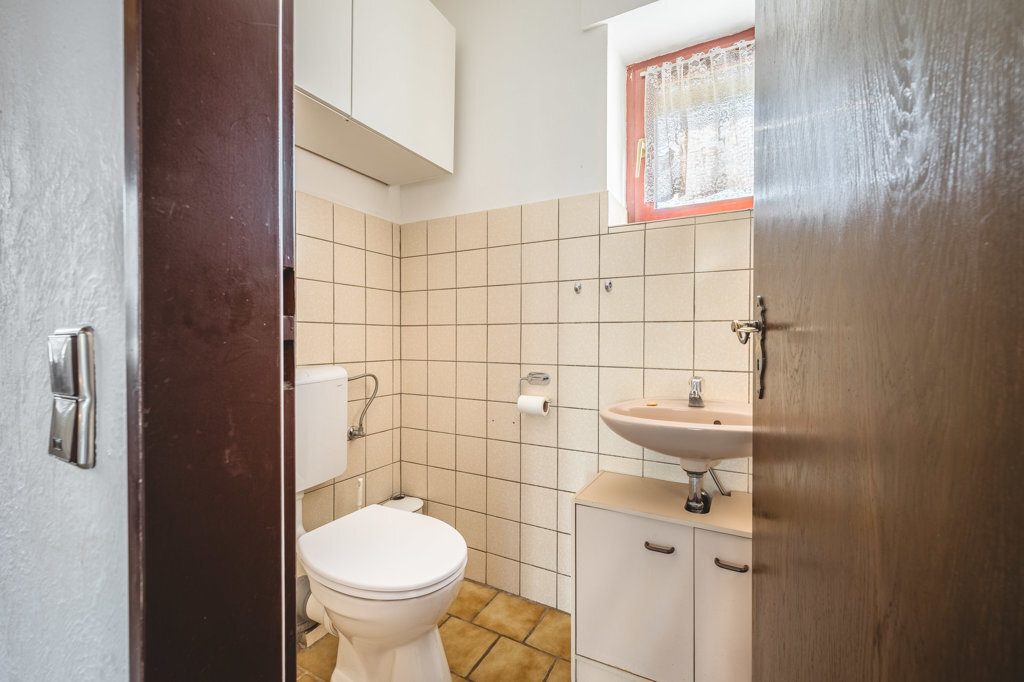 Immobilienangebot - Simmerath - Wohnen - Teilmodernisierte Doppelhaushälfte mit Garten und Garage