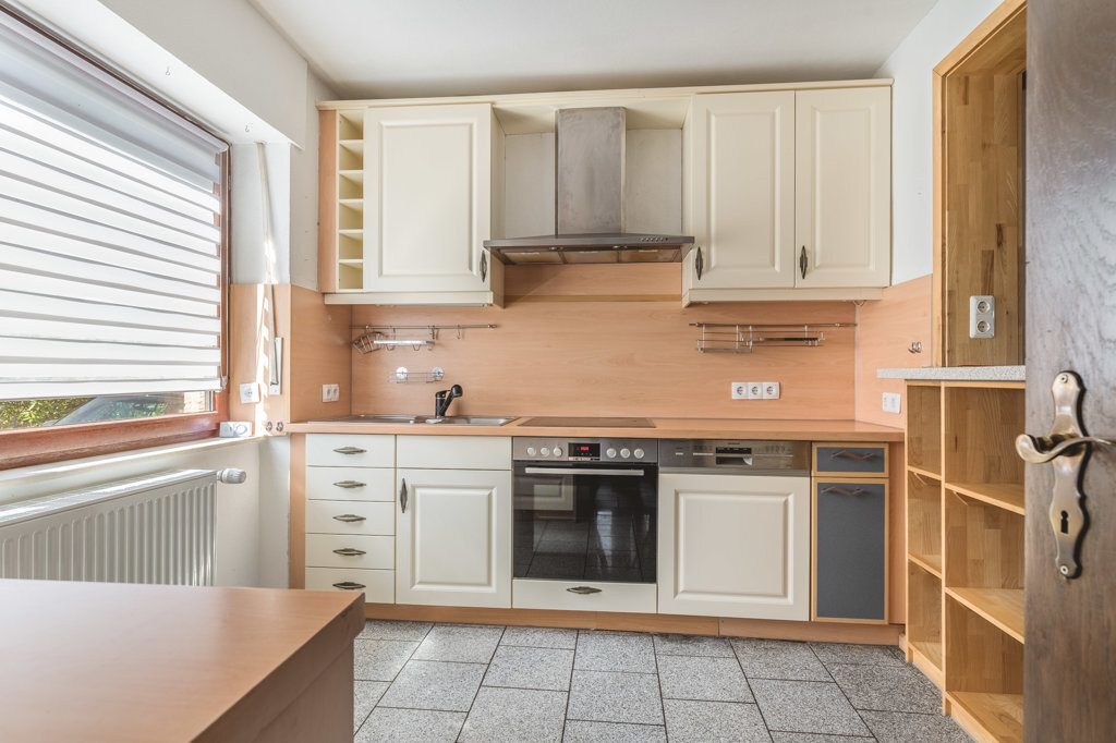 Immobilienangebot - Simmerath - Wohnen - Teilmodernisierte Doppelhaushälfte mit Garten und Garage