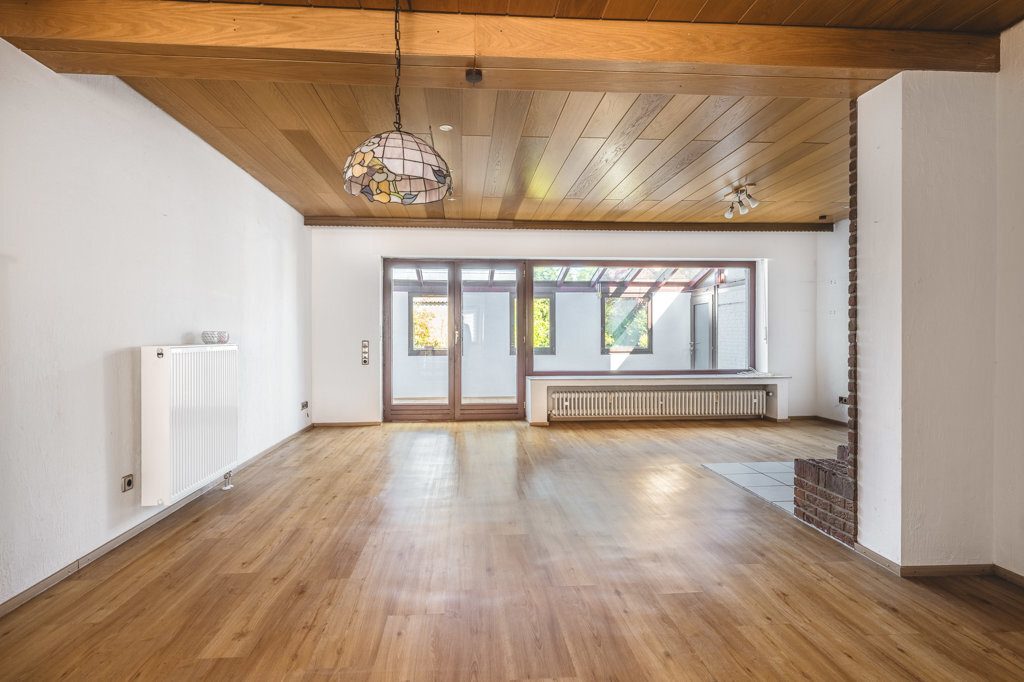 Immobilienangebot - Simmerath - Wohnen - Teilmodernisierte Doppelhaushälfte mit Garten und Garage