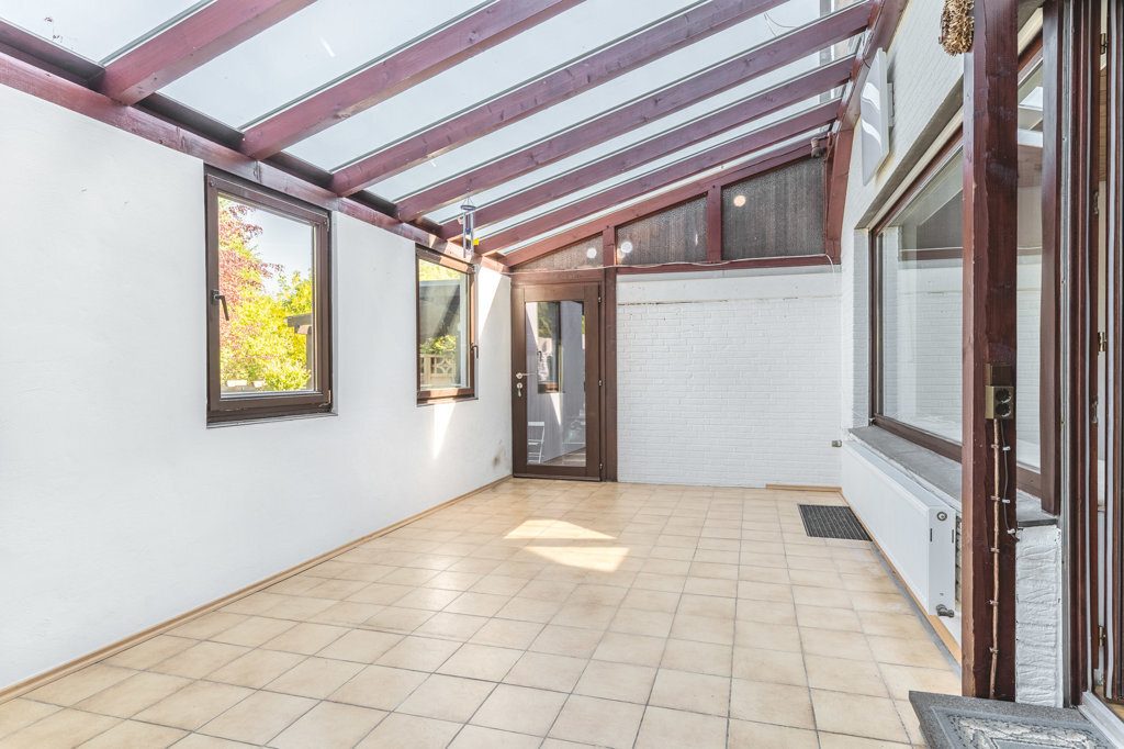 Immobilienangebot - Simmerath - Wohnen - Teilmodernisierte Doppelhaushälfte mit Garten und Garage