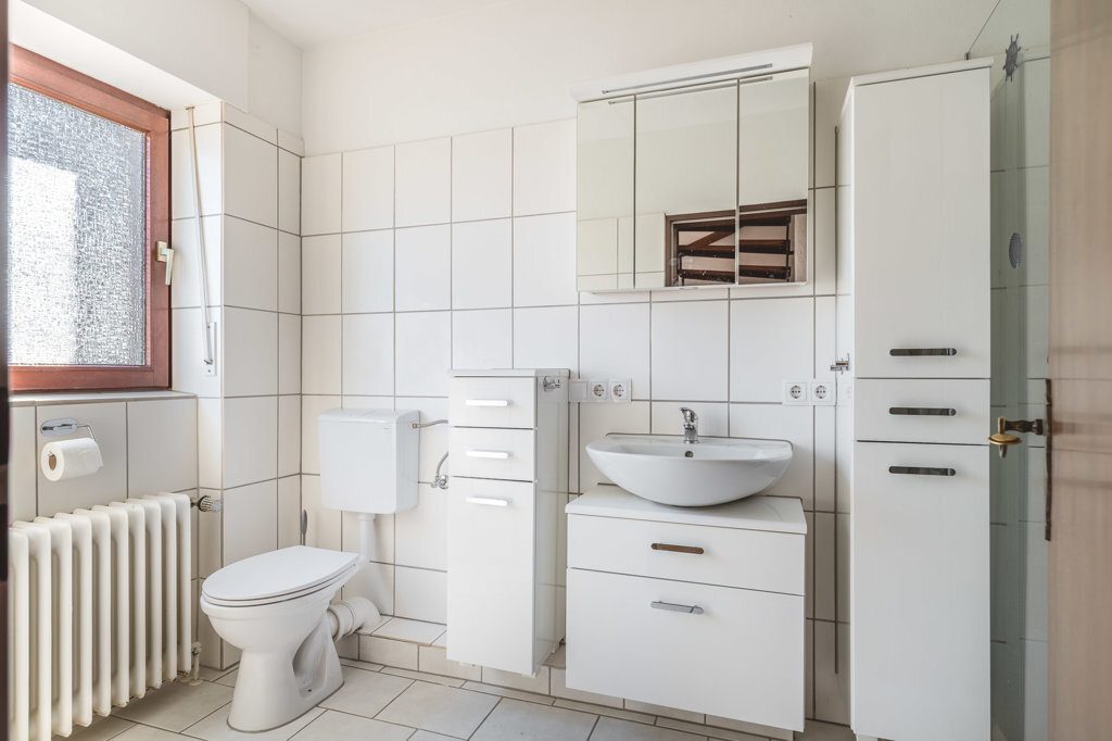 Immobilienangebot - Simmerath - Wohnen - Teilmodernisierte Doppelhaushälfte mit Garten und Garage