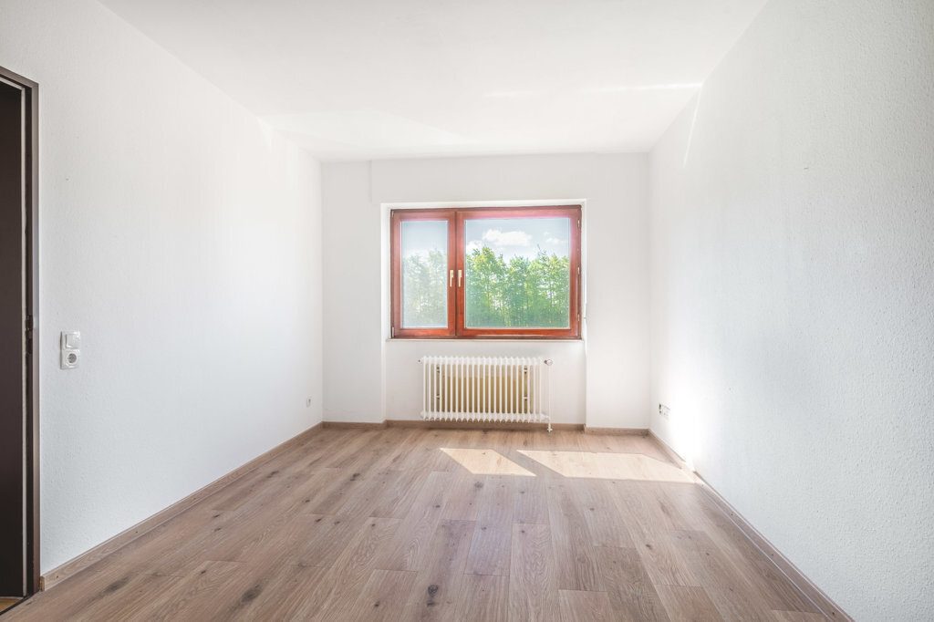 Immobilienangebot - Simmerath - Wohnen - Teilmodernisierte Doppelhaushälfte mit Garten und Garage
