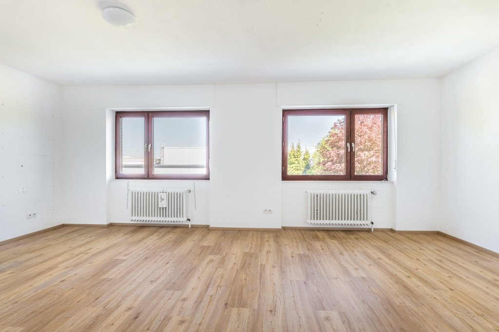 Immobilienangebot - Simmerath - Wohnen - Teilmodernisierte Doppelhaushälfte mit Garten und Garage