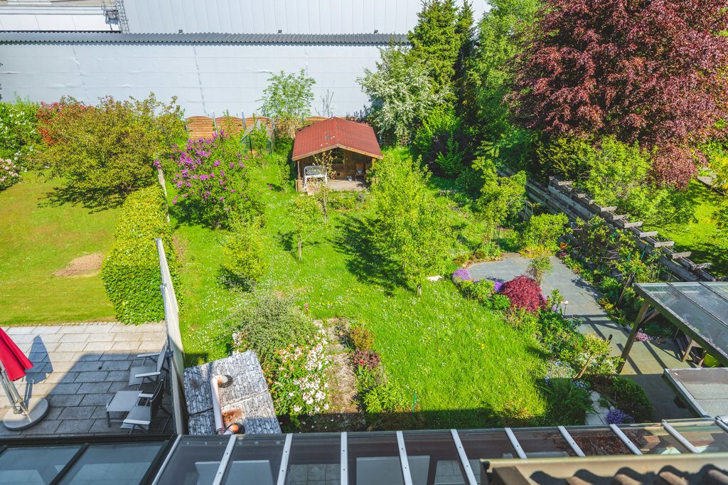 Immobilienangebot - Simmerath - Wohnen - Teilmodernisierte Doppelhaushälfte mit Garten und Garage