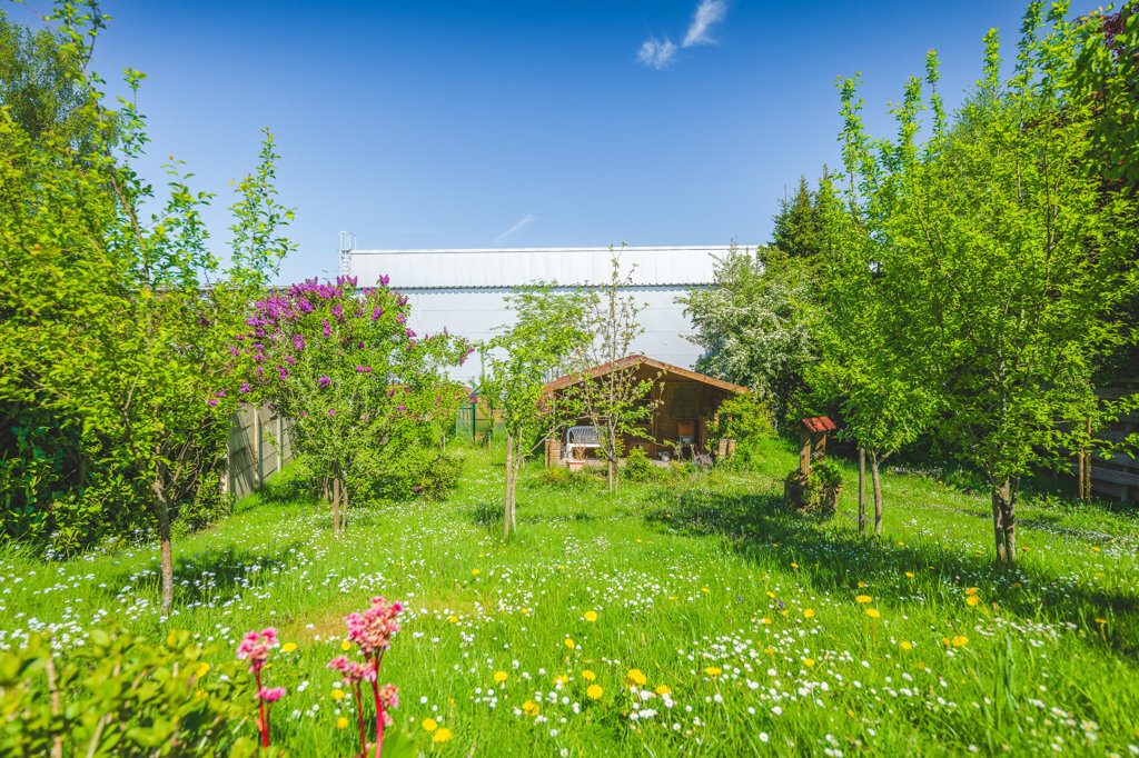 Immobilienangebot - Simmerath - Wohnen - Teilmodernisierte Doppelhaushälfte mit Garten und Garage