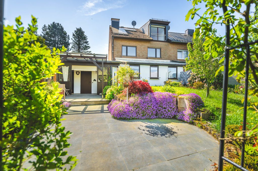 Immobilienangebot - Simmerath - Wohnen - Teilmodernisierte Doppelhaushälfte mit Garten und Garage