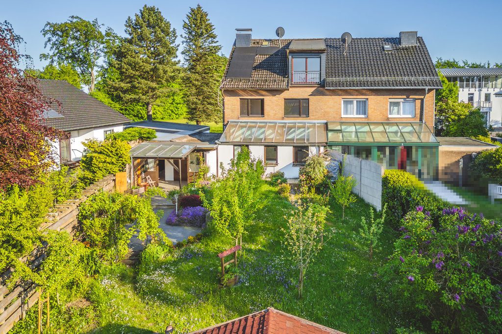 Immobilienangebot - Simmerath - Wohnen - Teilmodernisierte Doppelhaushälfte mit Garten und Garage