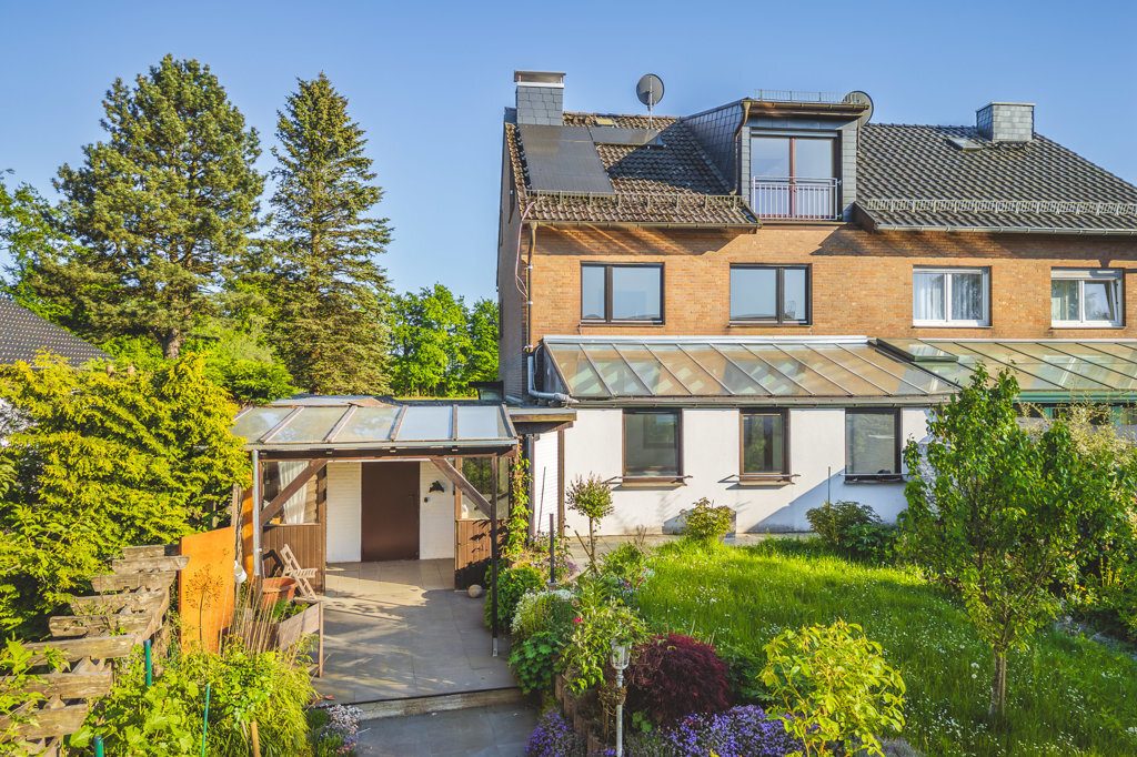 Immobilienangebot - Simmerath - Wohnen - Teilmodernisierte Doppelhaushälfte mit Garten und Garage