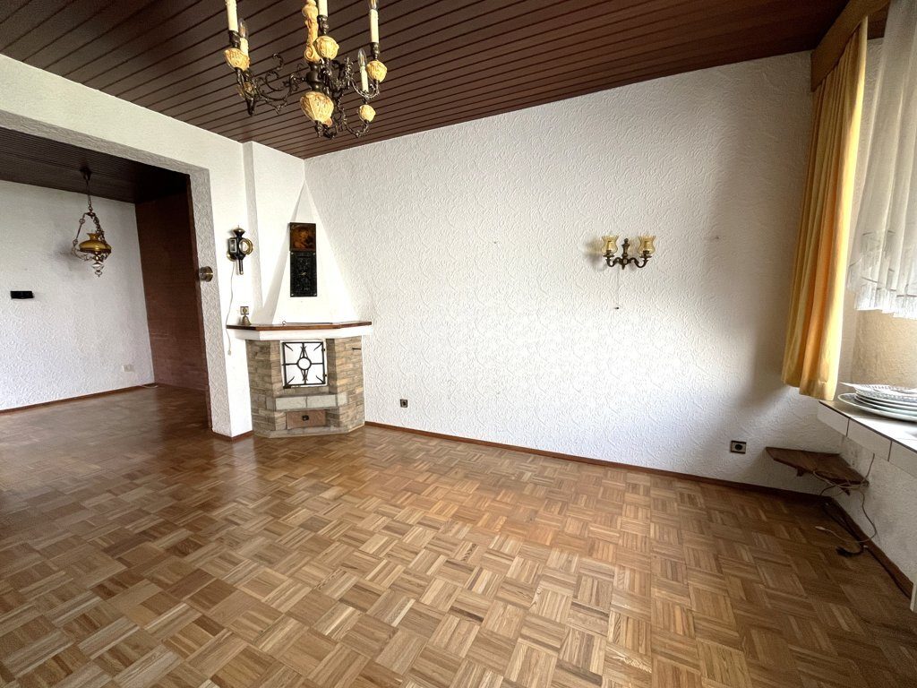 Immobilienangebot - Würselen - Wohnen - Ansprechendes Zweifamilienhaus mit Garage und Garten in Elchenrath