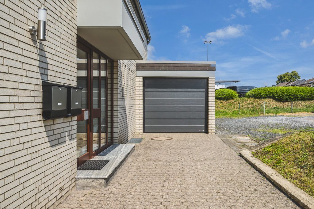 Immobilienangebot - Herzogenrath - Wohnen - Wohnpark Wilsberg!
Energetisch aufwendig modernisiertes Zweifamilienhaus als solide Kapitalanlage