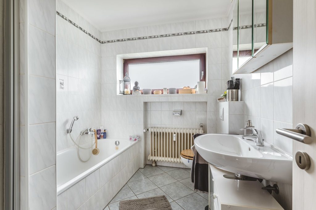 Immobilienangebot - Herzogenrath - Wohnen - Wohnpark Wilsberg!
Energetisch aufwendig modernisiertes Zweifamilienhaus als solide Kapitalanlage