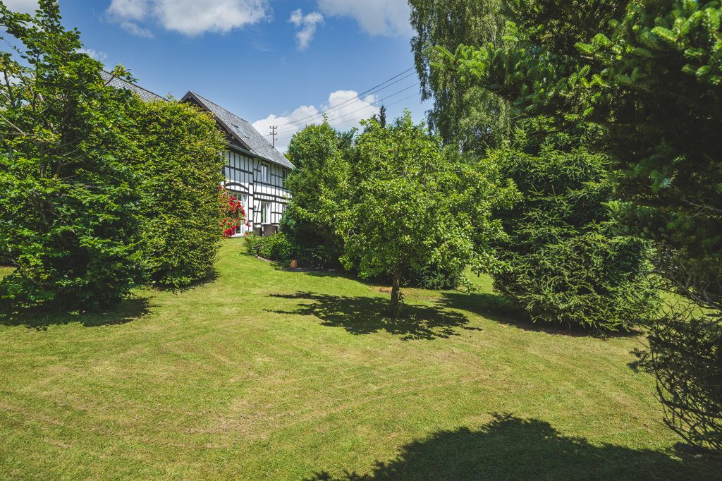 Immobilienangebot - Monschau - Wohnen - Top gepflegtes Landhaus mit Tandemgarage auf weitläufigem Grundstück