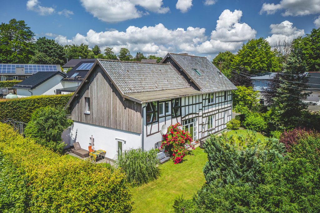 Immobilienangebot - Monschau - Wohnen - Top gepflegtes Landhaus mit Tandemgarage auf weitläufigem Grundstück