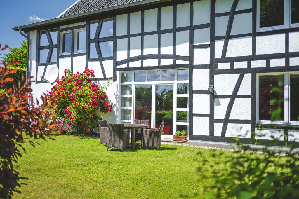 Immobilienangebot - Monschau - Wohnen - Top gepflegtes Landhaus mit Tandemgarage auf weitläufigem Grundstück