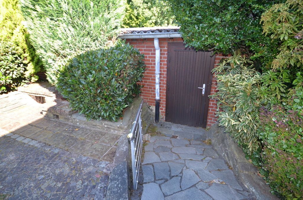 Immobilienangebot - Baesweiler - Wohnen - Großzügiges Einfamilienhaus mit Garage im Stadtzentrum