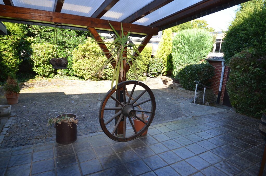 Immobilienangebot - Baesweiler - Wohnen - Großzügiges Einfamilienhaus mit Garage im Stadtzentrum