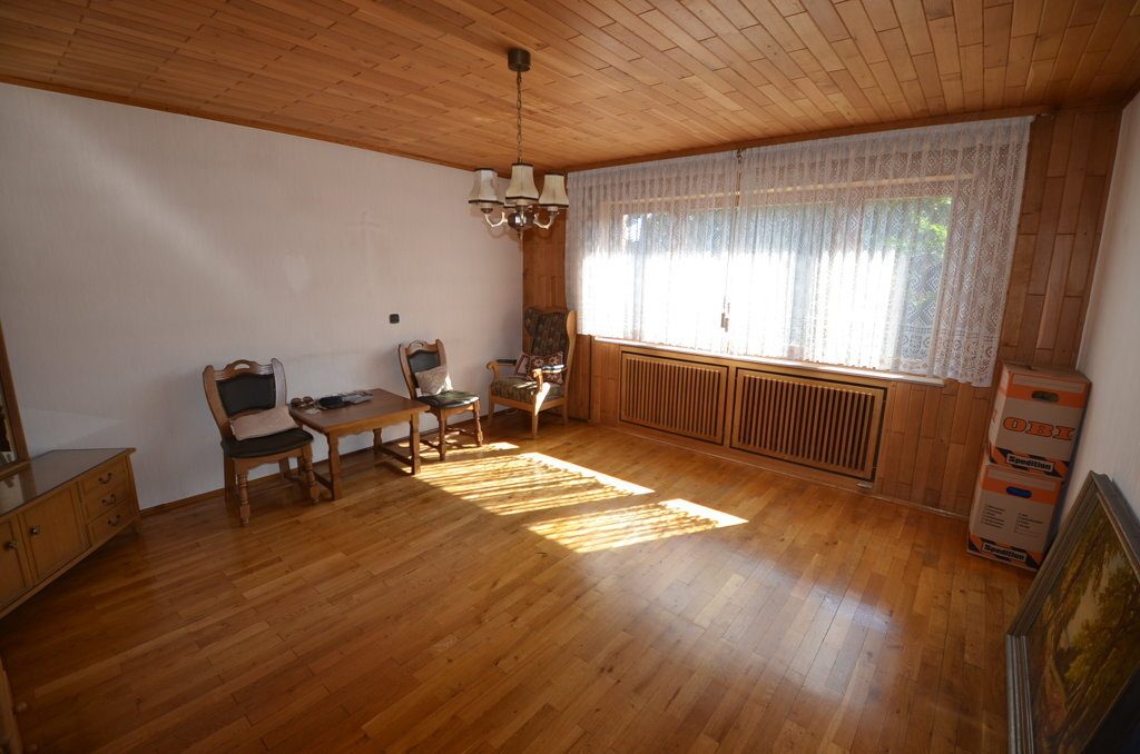 Immobilienangebot - Baesweiler - Wohnen - Großzügiges Einfamilienhaus mit Garage im Stadtzentrum