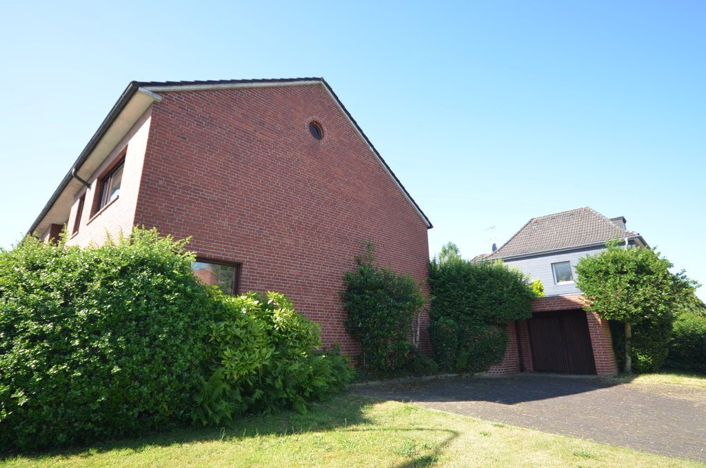 Immobilienangebot - Baesweiler - Wohnen - Großzügiges Einfamilienhaus mit Garage im Stadtzentrum