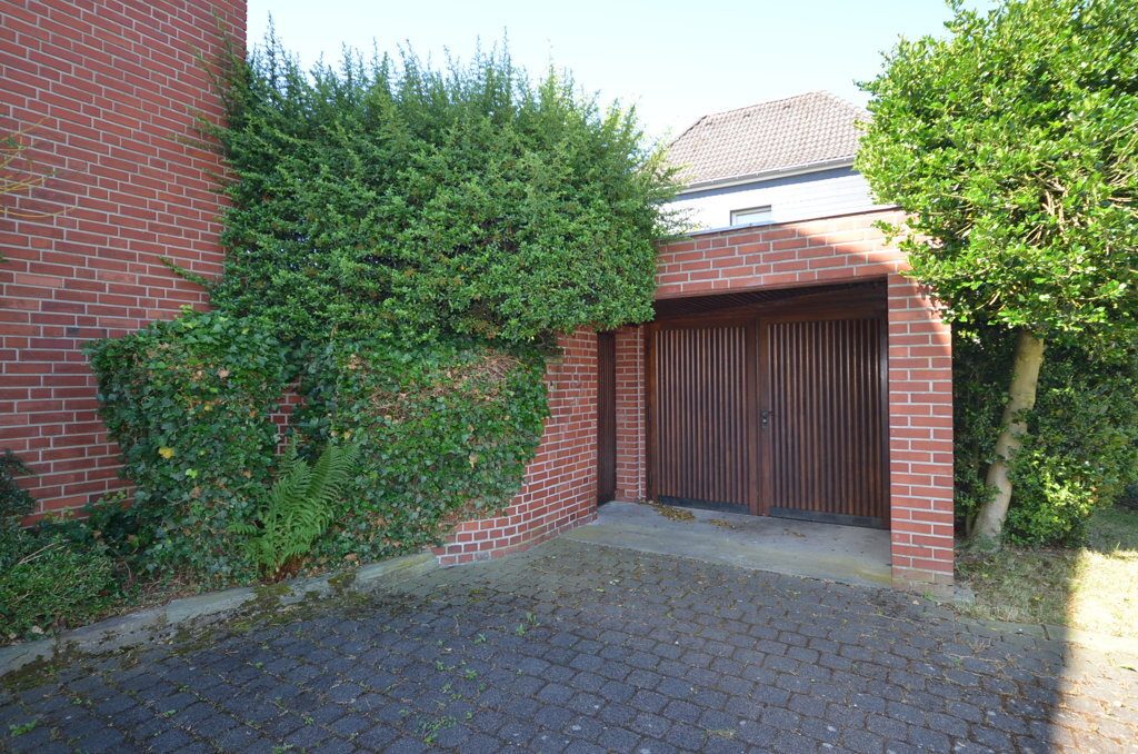 Immobilienangebot - Baesweiler - Wohnen - Großzügiges Einfamilienhaus mit Garage im Stadtzentrum