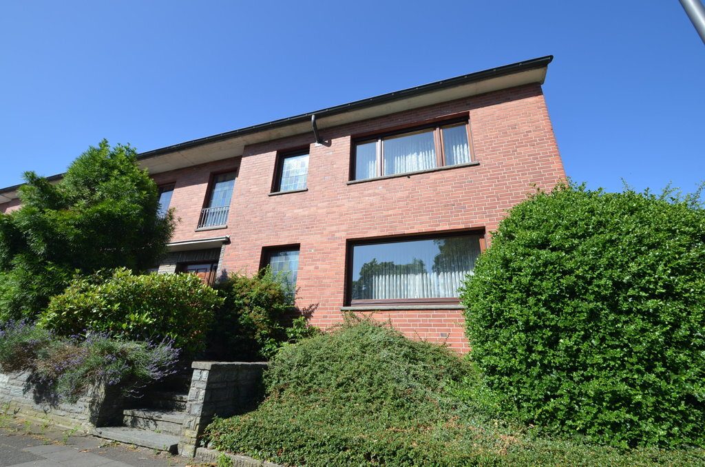 Immobilienangebot - Baesweiler - Wohnen - Großzügiges Einfamilienhaus mit Garage im Stadtzentrum