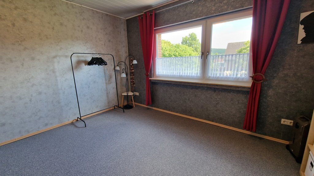 Immobilienangebot - Jülich - Wohnen - Freistehendes Einfamilienhaus mit großem Grundstück und separater Bauparzelle