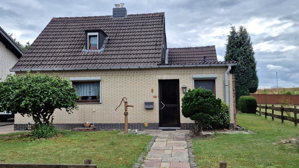 Immobilienangebot - Herzogenrath - Wohnen - Niederbardenberg!
Freistehendes Einfamilienhaus mit zwei Garagen und großem Garten