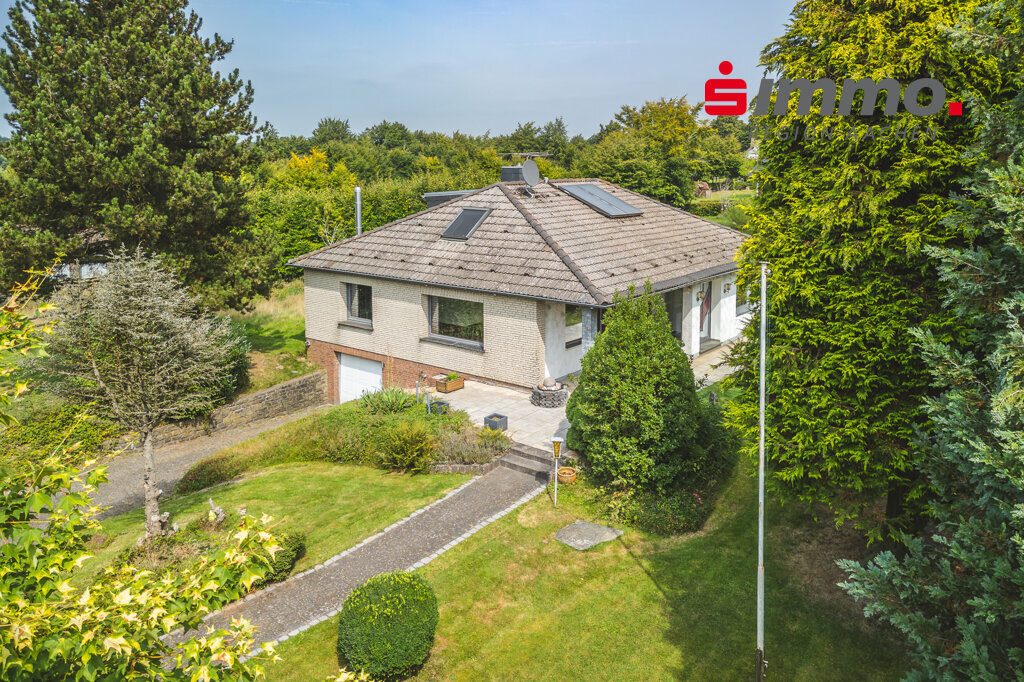 Immobilienangebot - Simmerath - Wohnen - Attraktives Einfamilienhaus im Bungalowstil mit großem Grundstück