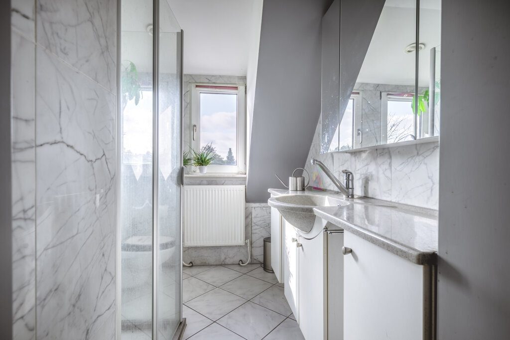 Immobilienangebot - Aldenhoven - Wohnen - Großes, freistehendes Einfamilienhaus mit Einliegerwohnung und Garage  in Siersdorf