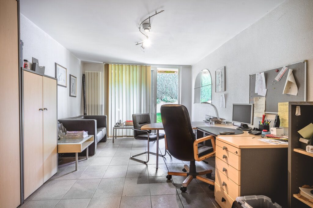 Immobilienangebot - Aldenhoven - Wohnen - Großes, freistehendes Einfamilienhaus mit Einliegerwohnung und Garage  in Siersdorf