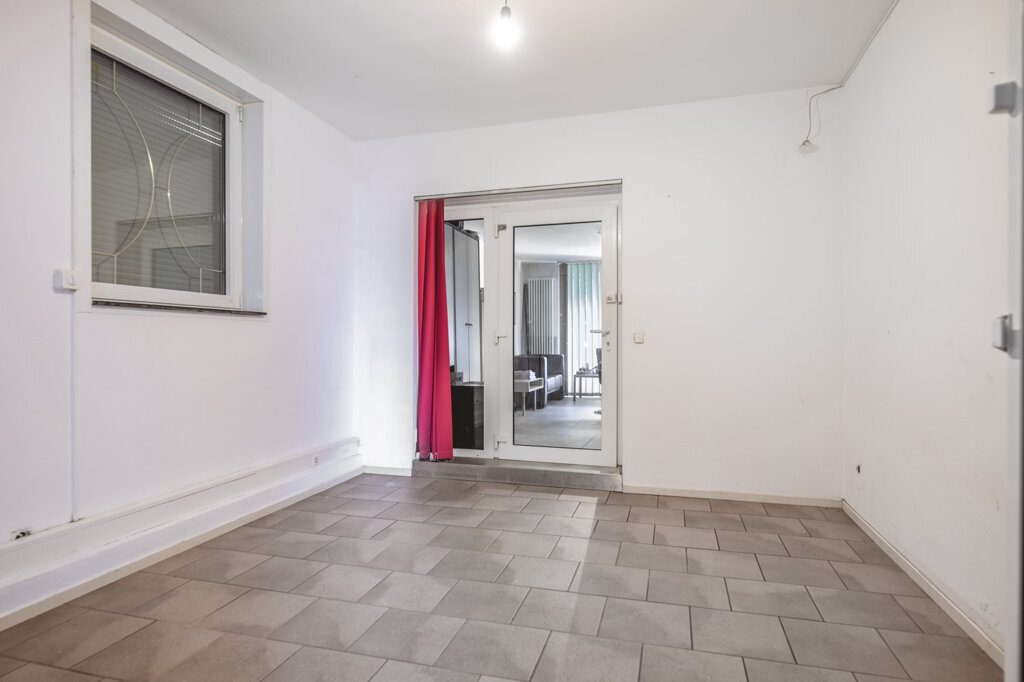 Immobilienangebot - Aldenhoven - Wohnen - Großes, freistehendes Einfamilienhaus mit Einliegerwohnung und Garage  in Siersdorf