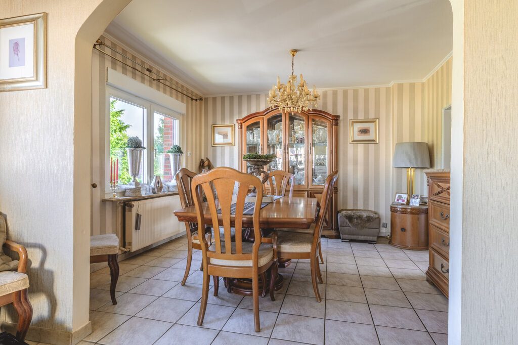 Immobilienangebot - Aldenhoven - Wohnen - Großes, freistehendes Einfamilienhaus mit Einliegerwohnung und Garage  in Siersdorf