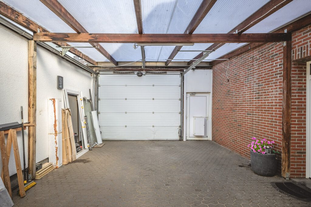 Immobilienangebot - Aldenhoven - Wohnen - Großes, freistehendes Einfamilienhaus mit Einliegerwohnung und Garage  in Siersdorf