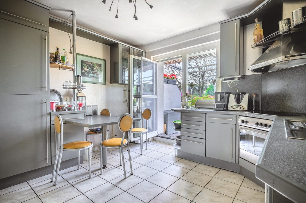 Immobilienangebot - Aldenhoven - Wohnen - Großes, freistehendes Einfamilienhaus mit Einliegerwohnung und Garage  in Siersdorf