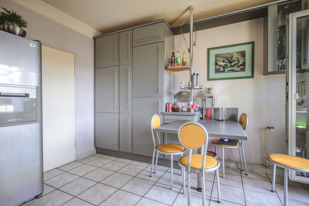Immobilienangebot - Aldenhoven - Wohnen - Großes, freistehendes Einfamilienhaus mit Einliegerwohnung und Garage  in Siersdorf